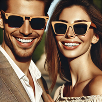 couple portant des lunettes en bois 